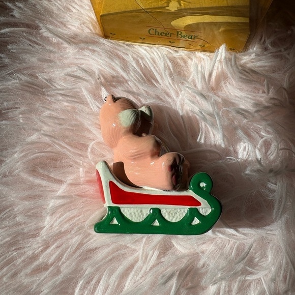 1984 CARE BEAR: Cheer Bear in Sleigh / Original AGC Ceramic Christmas Ornament - Picture 2 of 5